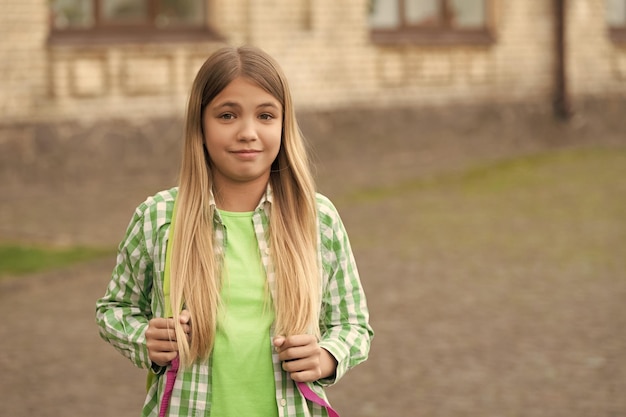 verwirrtes teenager-schulmädchen mit langen haaren kopieren sie das weltraumfoto eines teenager- schulmädchens im september