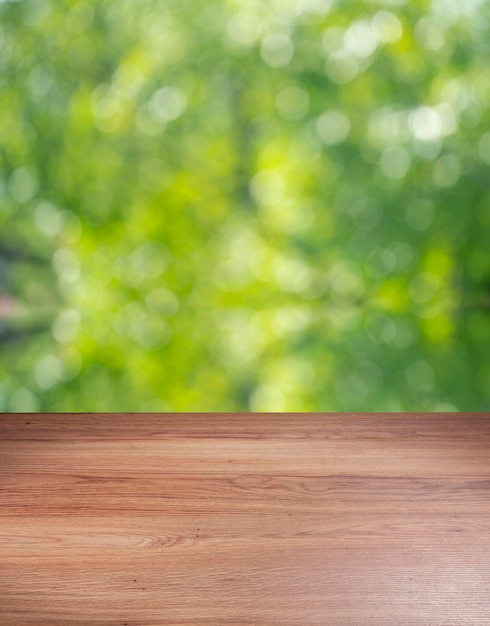 Verwischen Sie den grünen Bokeh-Licht-Naturgarten im Freien mit Holzboden Grüner natürlicher Unschärfe-Hintergrund