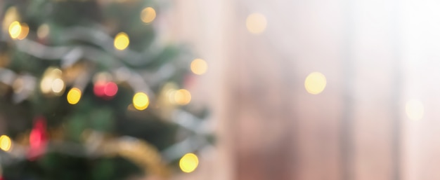 Verwischen Sie Weihnachtsbaum mit Bokeh vom dekorativen Licht