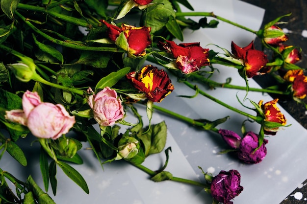 Verworfener Strauß dekorativer Rosen getrockneter Blumen