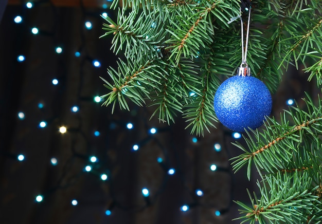 Verziert mit Weihnachtskugeln Weihnachtsbaum auf einem undeutlichen, funkelnden und fabelhaften