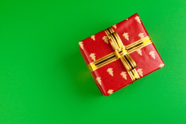 Verzierte Geschenkbox auf einer Draufsicht der grünen, flachen Lage