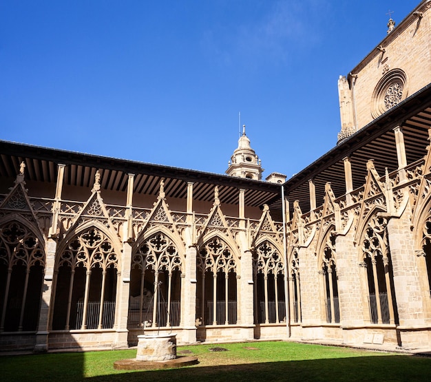 Verzierte gotische Kreuzgangarkadenbögen der Kathedrale von Pamplona