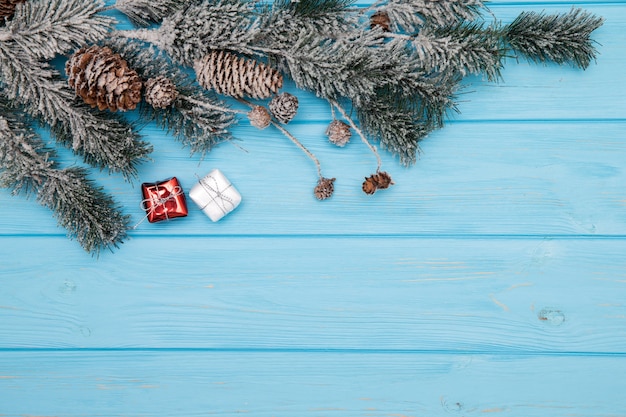 Verzierter hölzerner Hintergrund mit Weihnachtsbaumzweigen