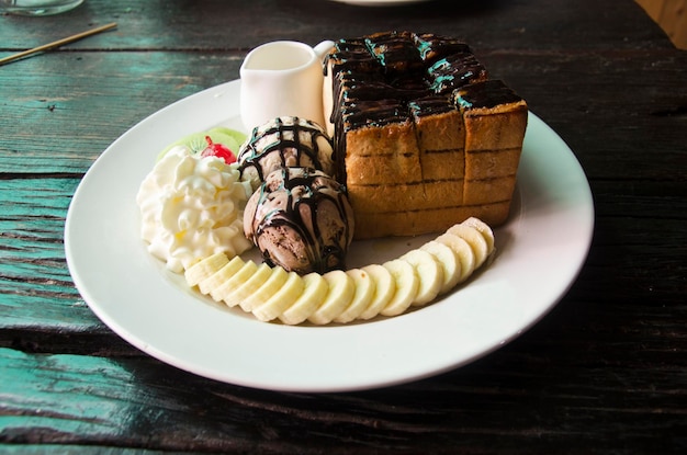 Verzierter Honig und Schokoladenlava auf Toast mit Vanilleeis und Banane und Schlagsahne im Restaurant Thailand