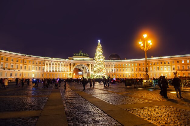 Verzierter Weihnachtsbaum am Palastplatz. Neujahrsfeier. St. Petersburg, Russland