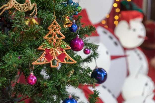 Verzierter Weihnachtsbaum auf unscharfem Hintergrund