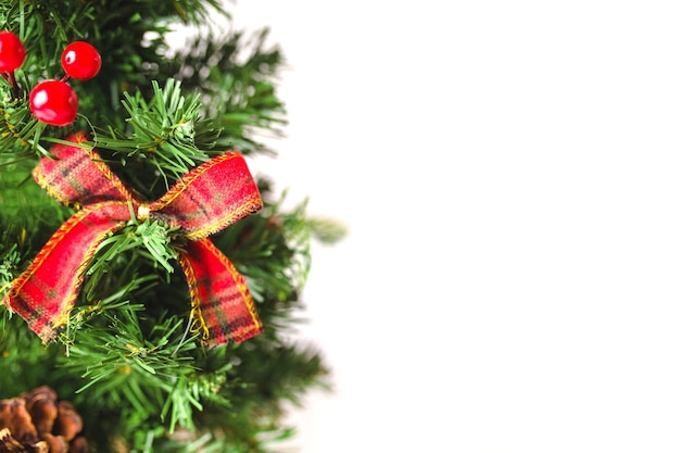 Verzierter Weihnachtsbaum auf weißem Hintergrund