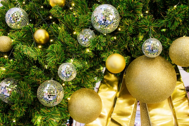 Verzierter Weihnachtsbaum im Silber- und Goldthema.