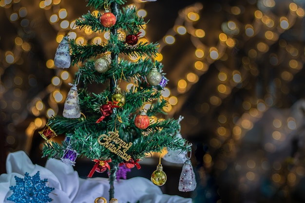 Verzierter Weihnachtsbaum mit dem bokeh Hintergrund des runden Lichtes