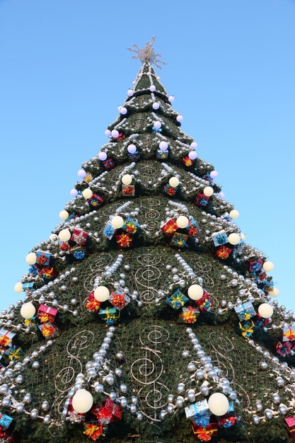 Verzierter Weihnachtsbaum über blauem Himmel