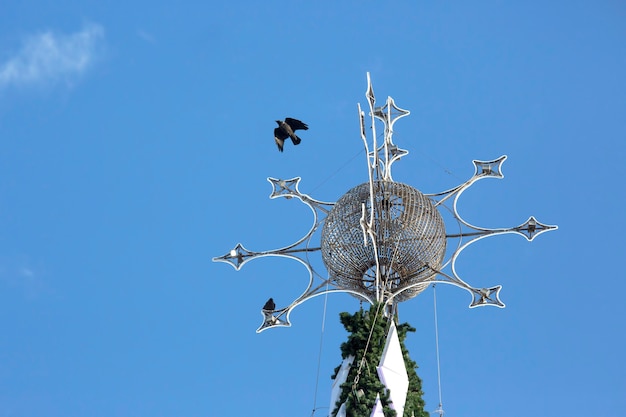 Verzierter Weihnachtsbaum über blauem Himmel