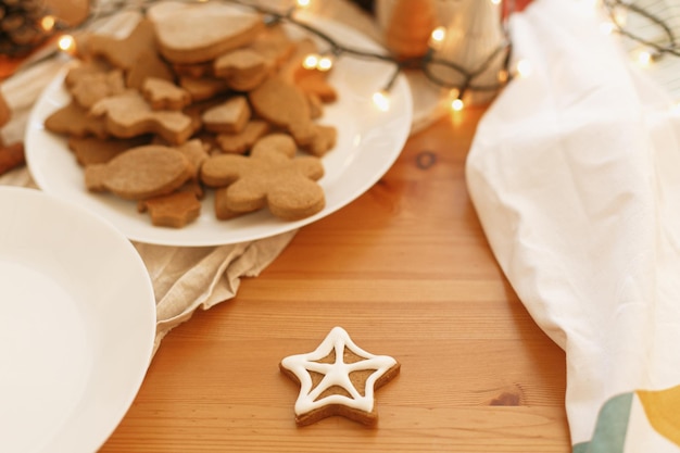 Verzierter Weihnachtssternkeks mit Zuckerguss auf dem Tisch