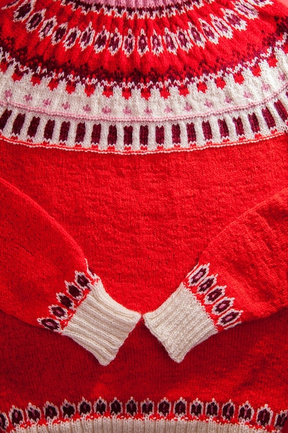 Verzierung eines rot-weißen isländischen Pullovers. Gestrickte Winterkleidung.