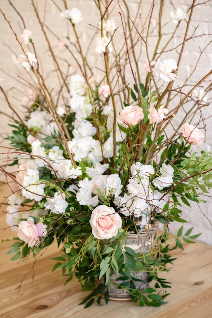 Foto verzierungen von zweigen mit schönen rosa und weißen blumen im korb