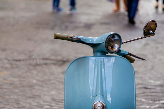 Foto vespa italiana del vintage parqueada en una calle de la ciudad