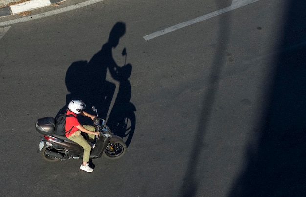 Vespa en medio de la encrucijada con sombra