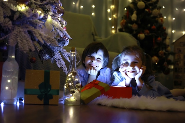 Véspera de Ano Novo A casa é decorada para o feriado Árvore de Natal elegantemente vestida