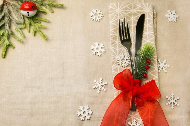 Véspera de ano novo, comida de natal, café da manhã, almoço, mesa de jantar de feriado arrumada | Foto Premium Véspera de ano novo, comida de natal, café da manhã, almoço, mesa de jantar de feriado arrumada | Foto Premium