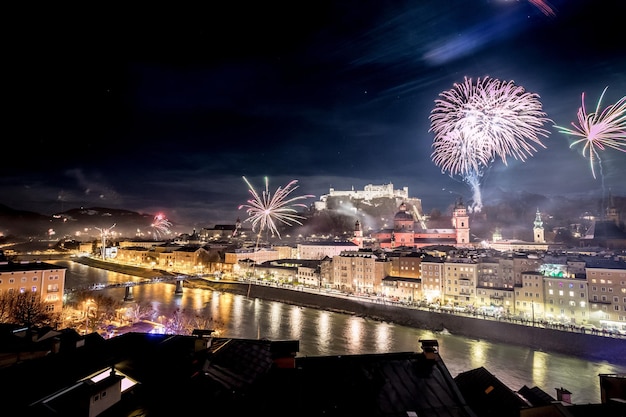 Véspera de Ano Novo Fogos de artifício mágicos sobre a cidade velha de Salzburgo