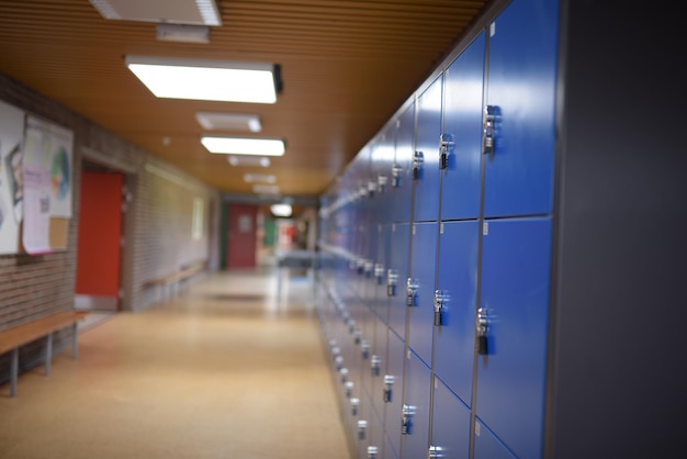 Vestiários azuis em uma escola vazia