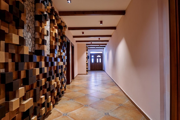 El vestíbulo del hotel con un panel de madera cúbico enmarcado con inserciones de imágenes