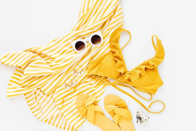 Vestido amarelo com riscas. roupa de verão elegante para mulheres.