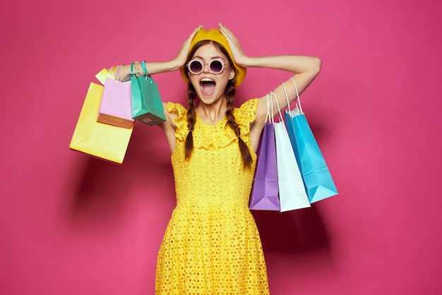 Vestido amarelo de mulher bonita, compras, diversão, fundo isolado