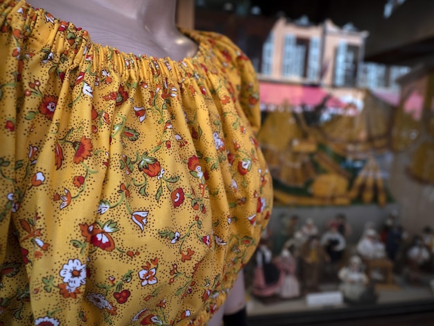 Vestido amarelo estilo provençal com flores