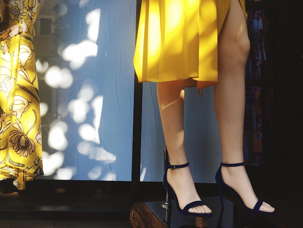 Foto vestido amarillo en maniquí en la tienda para la venta
