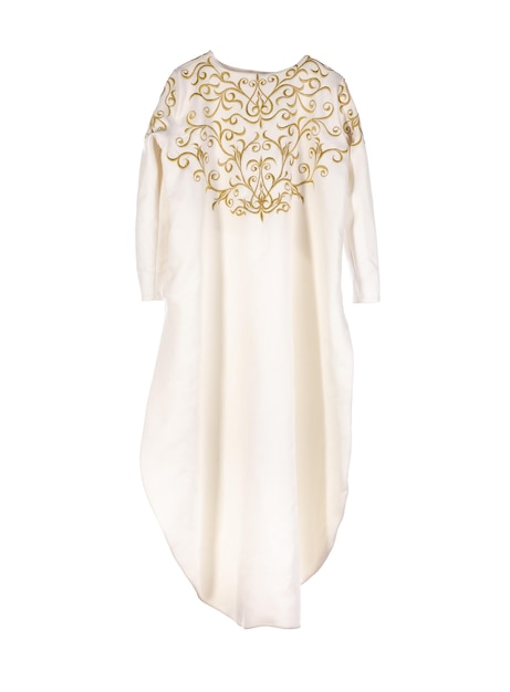 vestido blanco con patrón floral dorado aislado sobre fondo blanco