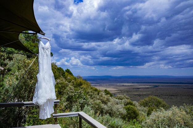 Foto un vestido colgado en un colgante con una vista de las montañas en el fondo