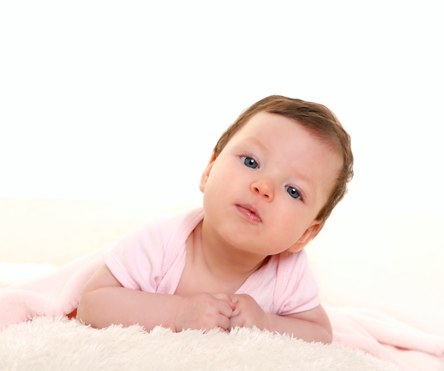 vestido de bebê menina retrato em rosa com pele branca de inverno