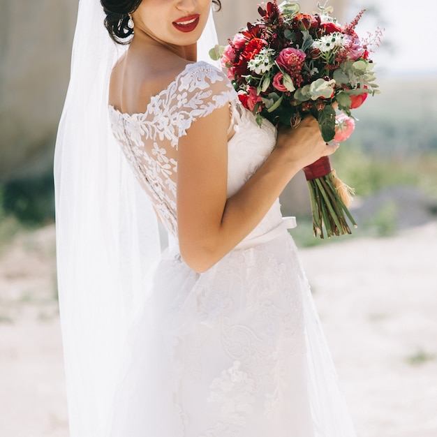 vestido de casamento, alianças de casamento, buquê de casamento