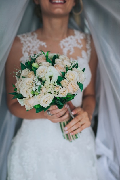 Vestido de casamento, alianças de casamento, buquê de casamento