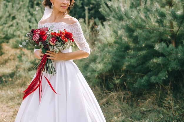 Vestido de casamento, alianças de casamento, buquê de casamento