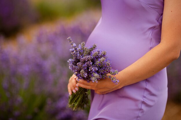 Vestido de cetim roxo em uma garota grávida no verão