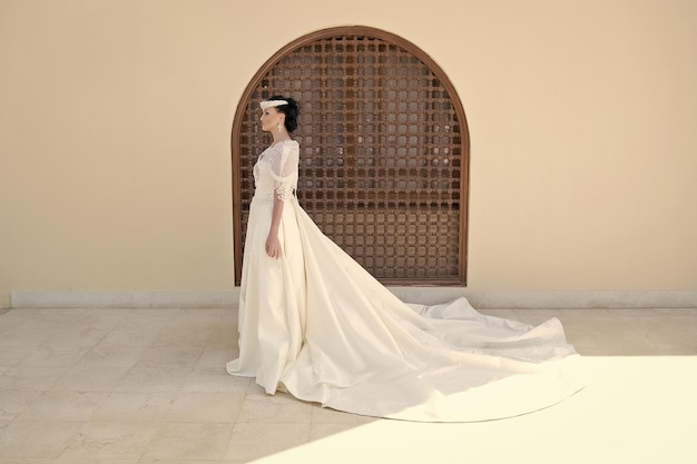 Vestido de conto de fadas Coisas a considerar para casamento no exterior Noiva adorável vestido de noiva branco dia ensolarado fundo de arquitetura Cerimônia de casamento cidade estrangeira Conselhos e dicas de especialistas em casamentos no exterior