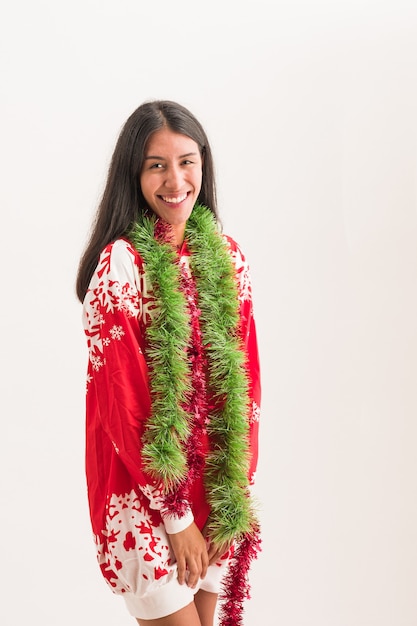 Vestido de moda de Natal em uma jovem latina feliz celebração de Natal em fundo branco