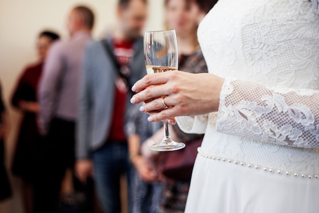 Vestido de mulher com o símbolo do casamento.