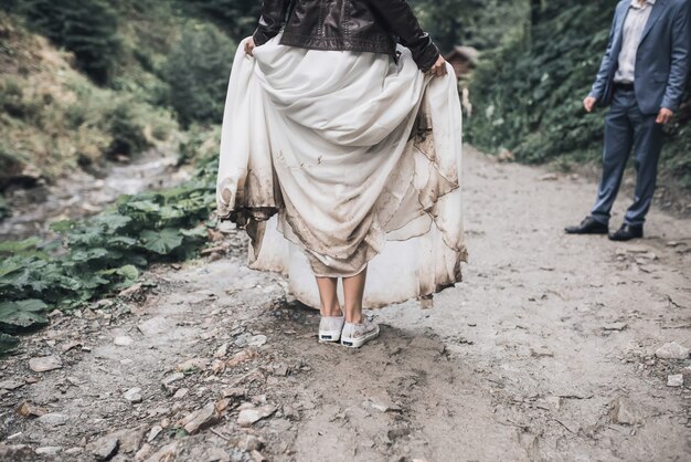 Vestido de noiva branco da noiva suja no pântano