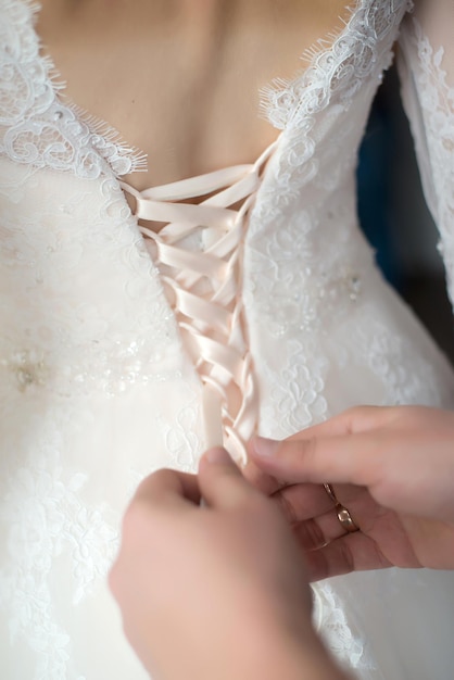 Vestido de noiva branco macio atado à mão feminino de volta para a noiva