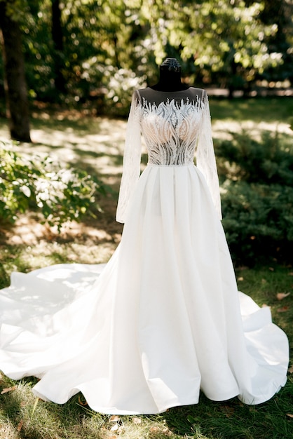 Vestido de noiva branco perfeito no dia do casamento