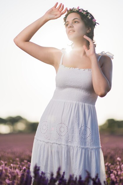 Vestido de noiva de casamento de verão na paisagem de jovem hispânica de campo de lavanda provence