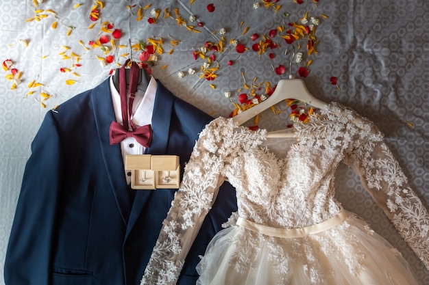 Vestido de noiva e noivo no dia da cerimônia de casamento