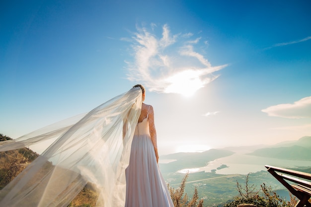 Vestido de noiva feliz linda noiva ao ar livre esvoaçante