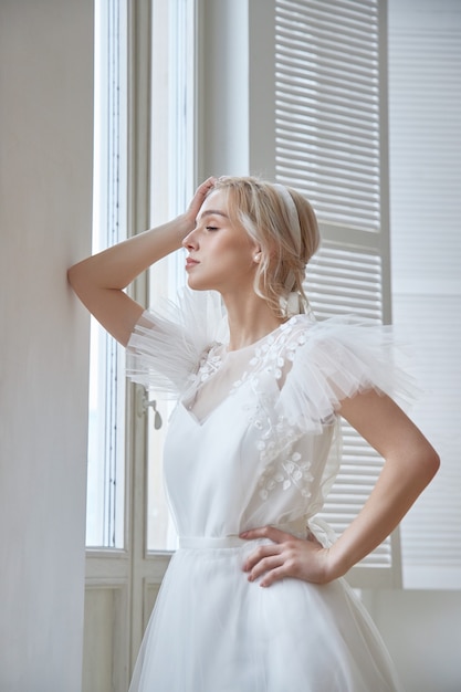 Vestido de noiva luxuoso branco no corpo da menina