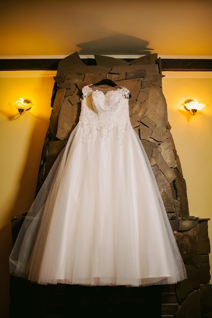 vestido de noiva no fundo da parede, no hotel