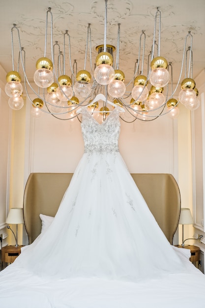 Vestido de renda de casamento de luxo no interior clássico do hotel