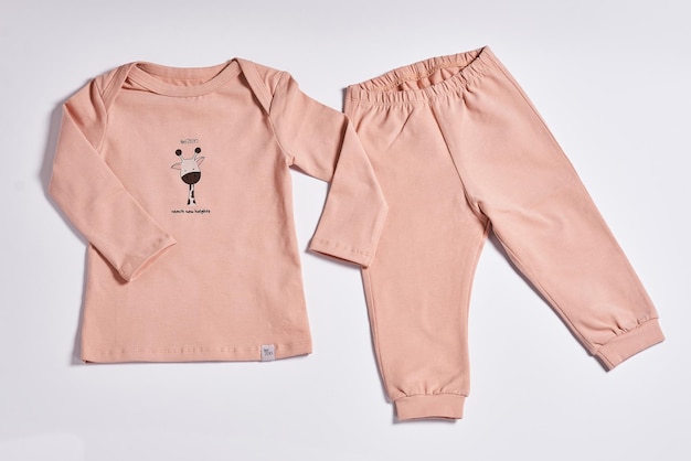 Vestido deportivo con zapatillas de deporte y Tumbler sobre un fondo blanco